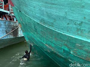 Nelayan Muara Baru Waspada Cuaca Ekstrem Selama Pancaroba