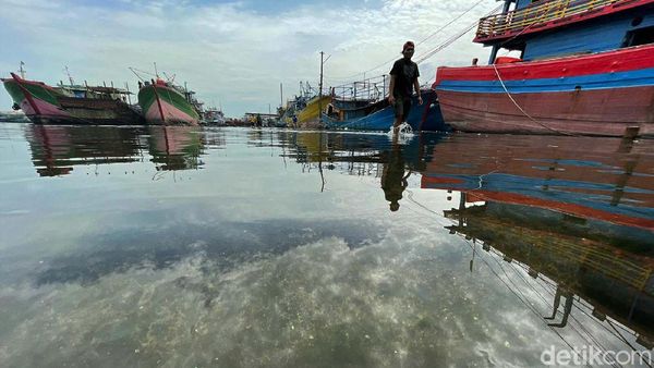 Pelabuhan Ikan Muara Baru Masih Terendam Banjir Rob