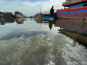 Pelabuhan Ikan Muara Baru Masih Terendam Banjir Rob Pelabuhan Ikan Muara Baru Masih Terendam Banjir Rob