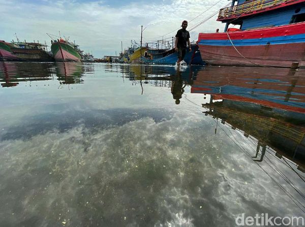Pelabuhan Ikan Muara Baru Masih Terendam Banjir Rob