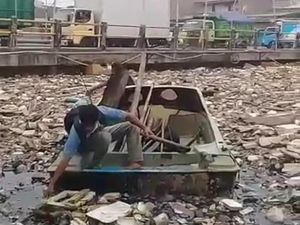 Dinas LHK Tangerang Bersihkan Tumpukan Sampah yang Selimuti Kali Dadap