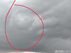Penampakan Awan Hitam Disebut Membentuk Kepala Semar di Langit Surabaya