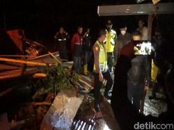 Detik-detik Pohon Tumbang Timpa Warung Tewaskan 3 Orang di Mojokerto