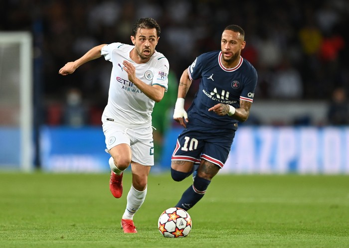 PARIS, FRANCE - SEPTEMBER 28:  Bernardo Silva of Manchester City breaks away from Neymar of Paris Saint-Germain during the UEFA Champions League group A match between Paris Saint-Germain and Manchester City at Parc des Princes on September 28, 2021 in Paris, France. (Photo by Shaun Botterill/Getty Images)