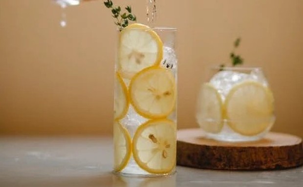 Sempat booming, Infused Water ternyata mudah dibuat dirumah/Foto: pexels.com/Charlotte May