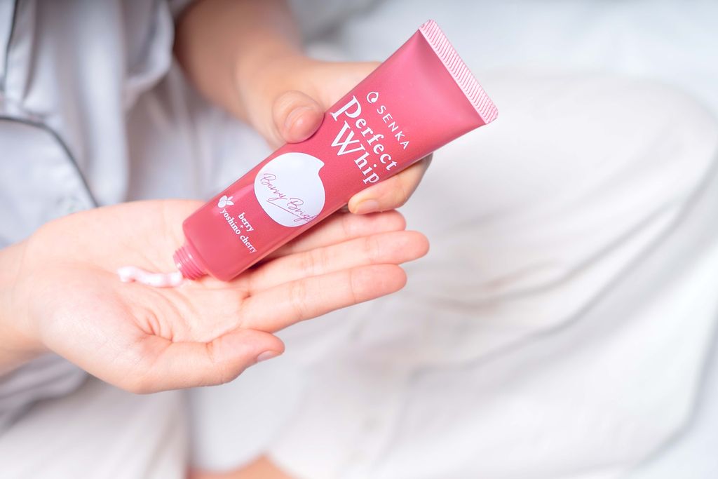 Senka Perfect Whip Berry Bright