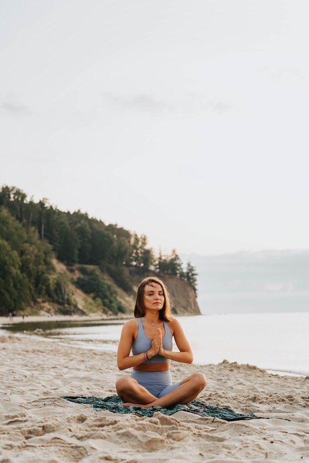 Berlatih yoga di alam terbuka dapat membuat pikiran menjadi lebih segar