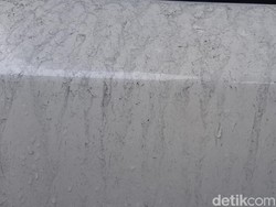 Asap Kebakaran Tangki Pertamina Cilacap Menjulang, Air Hujan Menghitam