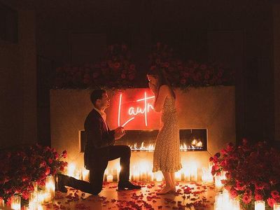 Romantis! Potret Taylor Lautner Lamar Sang Kekasih