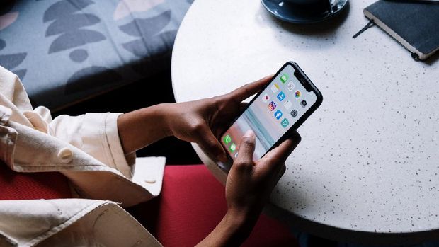 Terlalu Sering Memainkan Ponsel