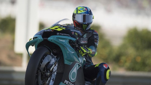 Valentino Rossi VALENCIA, SPAIN - NOVEMBER 13: Valentino Rossi of Italy and Petronas Yamaha SRT lifts the front wheel during the MotoGP of Comunitat Valenciana: Qualifying at Ricardo Tormo Circuit on November 13, 2021 in Valencia, Spain. (Photo by Mirco Lazzari gp/Getty Images)