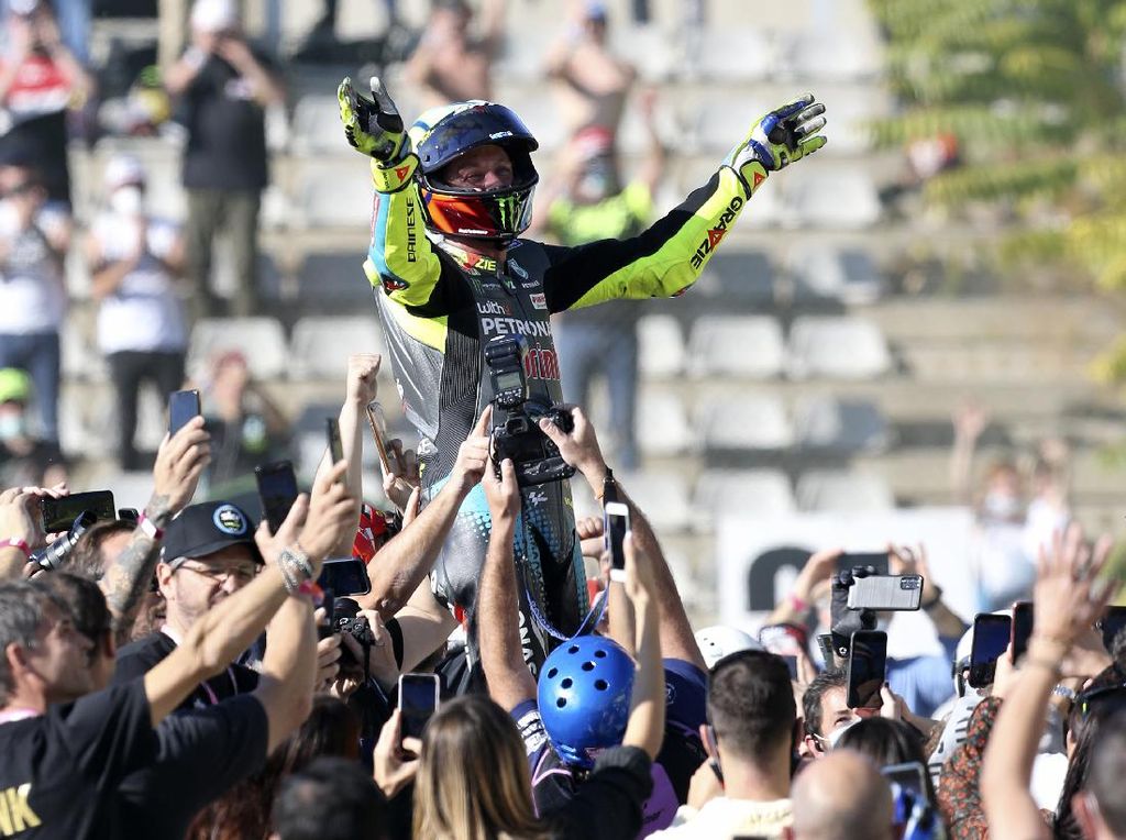 Valentino Rossi Akhirnya Finish Setelah 26 Tahun Mengaspal