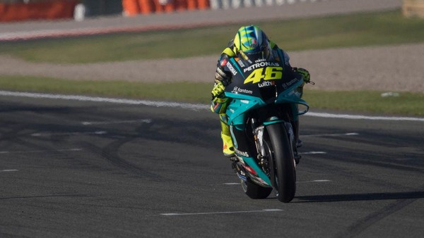 Valentino Rossi VALENCIA, SPAIN - NOVEMBER 13: Valentino Rossi of Italy and Petronas Yamaha SRT heads down a straight during the MotoGP of Comunitat Valenciana: Qualifying at Ricardo Tormo Circuit on November 13, 2021 in Valencia, Spain. (Photo by Mirco Lazzari gp/Getty Images)
