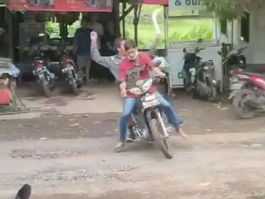 Detik-detik Menegangkan Maling Motor Lempar Bondet Saat Dikepung Warga Detik-detik Menegangkan Maling Motor Lempar Bondet Saat Dikepung Warga