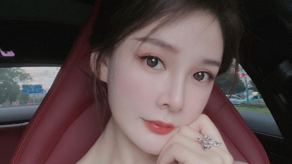 10 Foto Wanita yang Oplas Agar Mirip Artis, Sukses Jadi Pemeran Penggantinya 10 Foto Wanita yang Oplas Agar Mirip Artis, Sukses Jadi Pemeran Penggantinya