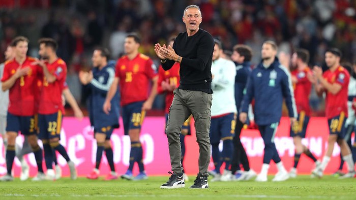 SEVILLE, SPAIN - NOVEMBER 14: Luis Enrique, Head Coach of Spain applauds the fans following victory in the 2022 FIFA World Cup Qualifier match between Spain and Sweden at Estadio de La Cartuja on November 14, 2021 in Seville, . (Photo by Fran Santiago/Getty Images)