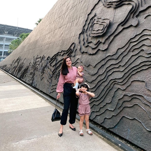 Alice Norin bersama dua anaknya, Alita Naora Lawi dan Alana Naira Lawi