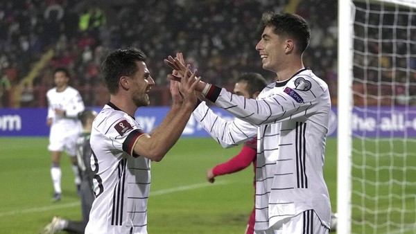 Armenia vs Jerman Germanys Kai Havertz, right, celebrates after scoring his sides opening goal during the World Cup 2022 group J qualifying soccer match between Armenia and Germany at the Vazgen Sargsyan stadium in Yerevan, Armenia, Sunday, Nov. 14, 2021. (AP Photo/Pavel Golovkin)