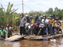 Sekadau Kalbar Masih Banjir, Warga Angkut Motor Pakai Jasa Rakit