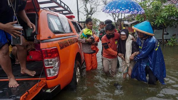 Korban Banjir Rob di Pekalongan Dievakuasi