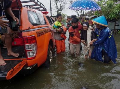 Korban Banjir Rob di Pekalongan Dievakuasi