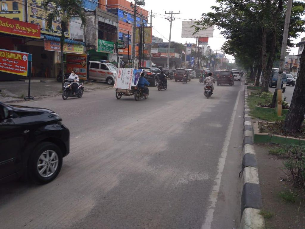 Minyak Goreng Tumpah di Jalanan Medan, 20 Pemotor Terjatuh