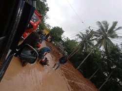 Ceceran Tanah Bikin Jalan Saketi-Malingping Licin, Belasan Pemotor Terjatuh