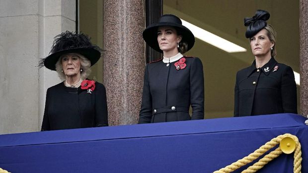 Camilla, Duchess of Cornwall, left, Kate, Duchess of Cambridge and Sophie, Countess of Wessex, right, stand on the balcony of the Foreign Office during the Remembrance Sunday service at the Cenotaph, in Whitehall, London, Sunday Nov. 14, 2021. (Aaron Chown/Pool via AP)
