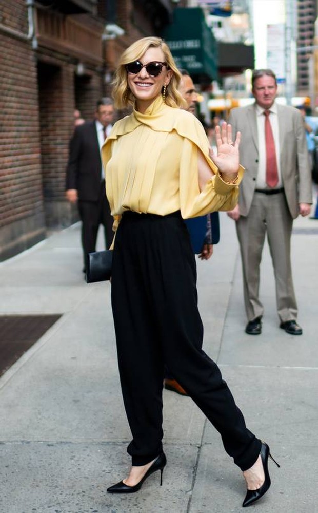 Cate Blanchett dengan Cut Out Blouse