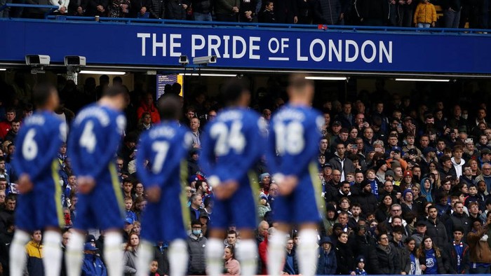 LONDON, ENGLAND - NOVEMBER 06: Chelsea fans observe a minutes silence in honour of Remembrance Day proceedings prior to kick off in the Premier League match between Chelsea and Burnley at Stamford Bridge on November 06, 2021 in London, England. (Photo by Ryan Pierse/Getty Images)