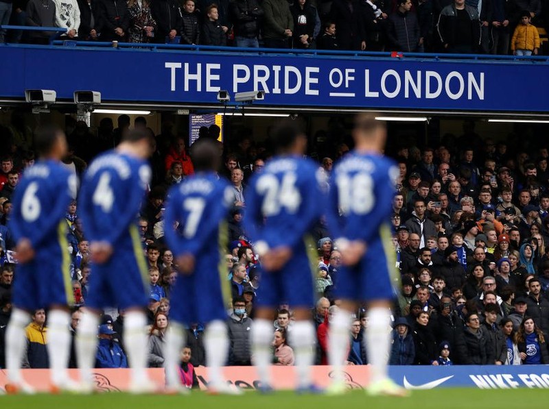 LONDON, ENGLAND - NOVEMBER 06: Chelsea fans observe a minutes silence in honour of Remembrance Day proceedings prior to kick off in the Premier League match between Chelsea and Burnley at Stamford Bridge on November 06, 2021 in London, England. (Photo by Ryan Pierse/Getty Images)