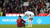 Ronaldo sampai diberi semangat oleh pemain Serbia usai kalah di laga itu. CR7 cukup kesal lantaran A Selecao gagal lolos langsung ke Qatar. (Foto: Armando Franca/AP)