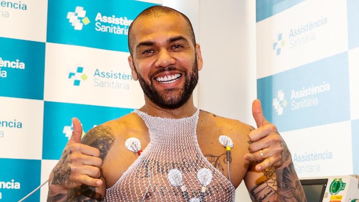 Dani Alves saat menjalani sesi tes medis di Barcelona, Senin 15 November 2021.