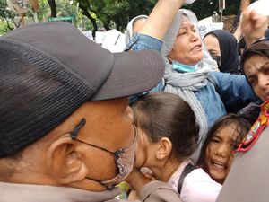 Demo Pencari Suaka Afghanistan di UNHCR Ricuh, Anak-anak Menangis Terjepit Demo Pencari Suaka Afghanistan di UNHCR Ricuh, Anak-anak Menangis Terjepit