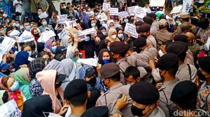 Demo Ricuh, Pengungsi Afghanistan Menangis hingga Anak-anak Terjepit