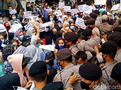 Demo Ricuh, Pengungsi Afghanistan Menangis hingga Anak-anak Terjepit