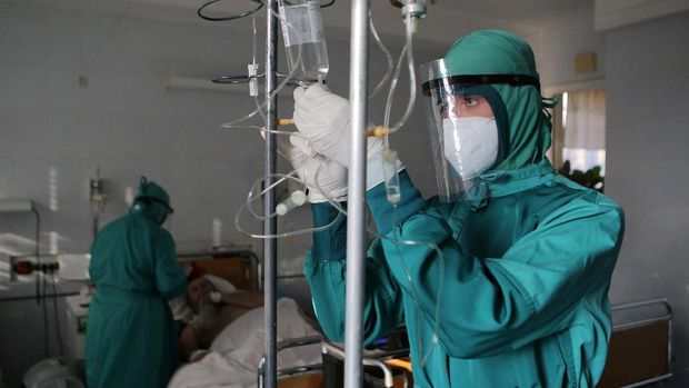 Eropa Jadi Pusat Baru Pandemi Covid-19 Medical specialists take care of patients suffering from the coronavirus disease (COVID-19) at a regional hospital in Uzhgorod, Ukraine November 10, 2021. REUTERS/Stringer NO RESALES. NO ARCHIVES