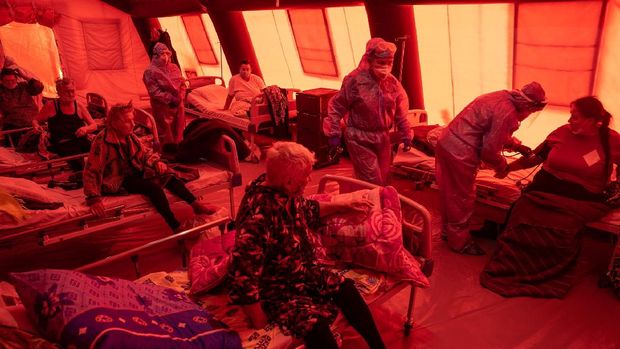 Eropa Jadi Pusat Baru Pandemi Covid-19 Medical specialists treat patients suffering from the coronavirus disease (COVID-19) at a mobile hospital in the town of Kakhovka in Kherson region, Ukraine, in this picture released November 2, 2021. Picture released November 2, 2021. Ministry of health of Ukraine/Handout via REUTERS ATTENTION EDITORS - THIS IMAGE HAS BEEN SUPPLIED BY A THIRD PARTY. NO RESALES. NO ARCHIVES. MANDATORY CREDIT.