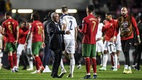 Ronaldo bahkan meluapkan kekesalannya kepada pelatih Portugal, Fernando Santos. Terlihat Ronaldo menunjukkan gesture kesal, sambil marah-marah kepada pelatihnya usai kekalahan dari Portugal. (Foto: PATRICIA DE MELO MOREIRA/AFP)