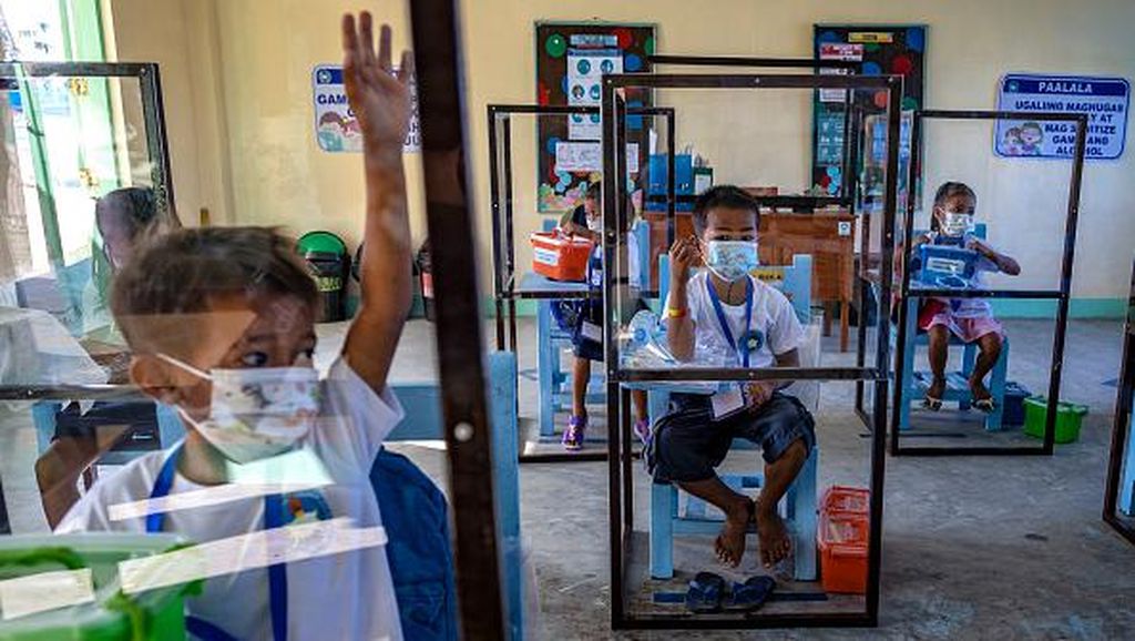 Filipina Gelar Sekolah Tatap Muka, Siswa Belajar di Bilik Plastik