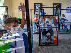 Filipina Gelar Sekolah Tatap Muka, Siswa Belajar di Bilik Plastik Filipina Gelar Sekolah Tatap Muka, Siswa Belajar di Bilik Plastik