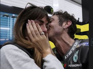 Gaya Francesca Sofia Novello di Balapan Terakhir Rossi, Nangis Hingga Dicium Gaya Francesca Sofia Novello di Balapan Terakhir Rossi, Nangis Hingga Dicium