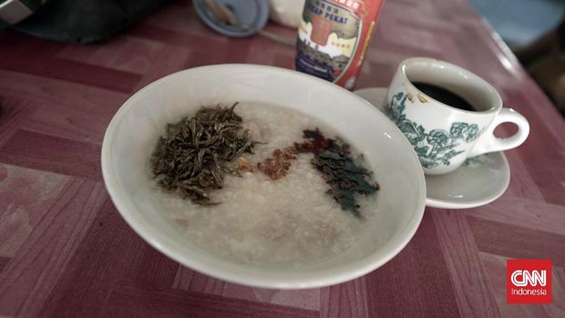 Bubur IkanBubur ikan juga menjadi alternatif untuk sarapan di Natuna. Bubur ini disajikan dengan ikan tongkol, ikan teri, dan telur setengah matang. CNN Indonesia/Hamka Winovan