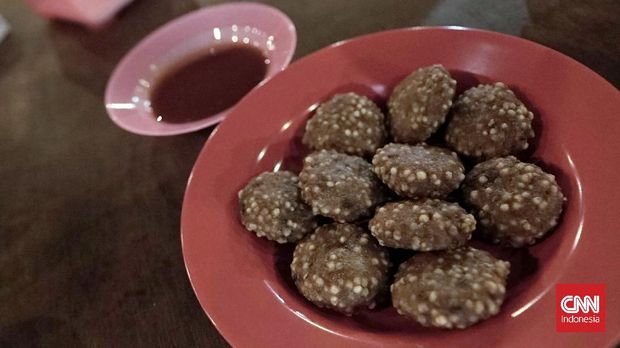 Kernas atau juga disebut nugget Natuna, dibuat dari campuran ikan tongkol dan tuna segar yang dihaluskan serta dicampur sagu butir. Makanan ini sering menjadi pilihan wisatawan sebagai oleh-oleh khas Natuna. CNN Indonesia/Hamka Winovan