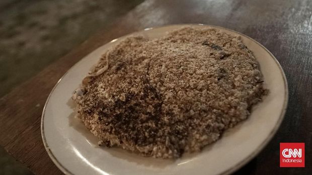 GALFOT NATUNA: 7 SANTAPAN KHAS NATUNA Tabel Mando memiliki bentuk bulat besar dan agak pipih menyerupai Pizza. Bahannya merupakan campuran dari berbagai makanan laut seperti daging ikan tongkol. Sajian ini dibuat dengan mencampurkan sagu, parutan kelapa, dan ikan tongkol. Lalu adonan tersebut digongseng hingga matang. CNN Indonesia/Hamka Winovan