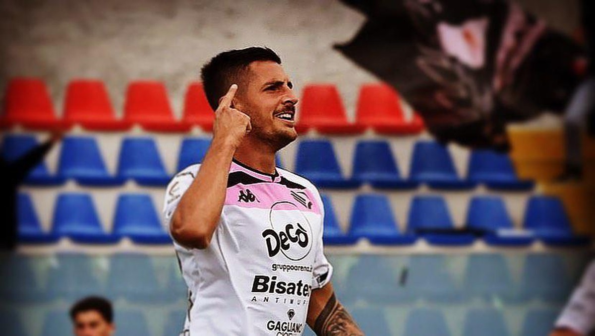 Striker Palermo, Giuseppe Fella, mencetak gol lalu melamar kekasih. (Foto: dok.Instagram @peppefella)