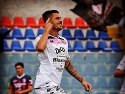 So Sweet! Striker Palermo Lamar Pacar Saat Rayakan Gol