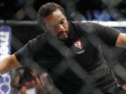 Wasit Top UFC Ini Diminta Setop Pegang-pegang Petarung!