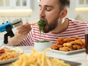 Mukbang Masih jadi Tren Youtube, Ini Hukumnya dalam Islam