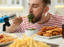 Mukbang Masih jadi Tren Youtube, Ini Hukumnya dalam Islam